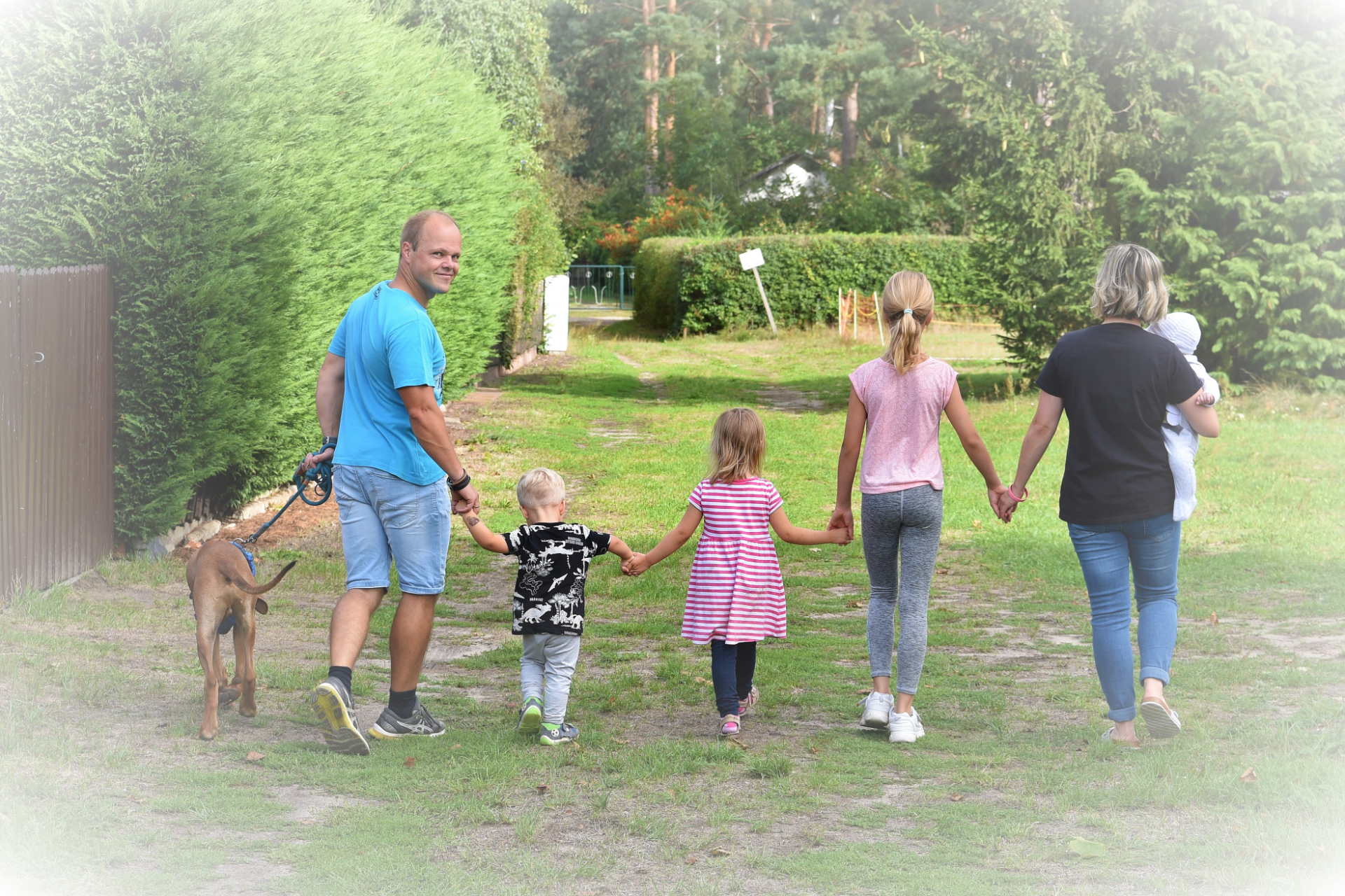 Familie Familie macht einen Spaziergang in der Natur